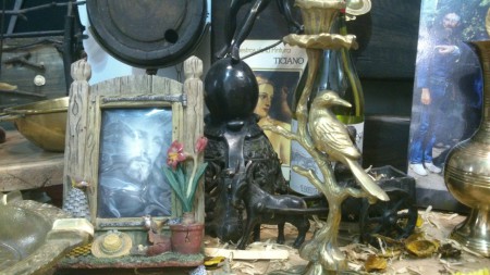 *Candelabro flor pájaro en bronce: $120.000 C/U. *Porta retratos en cerámica: $25.000.